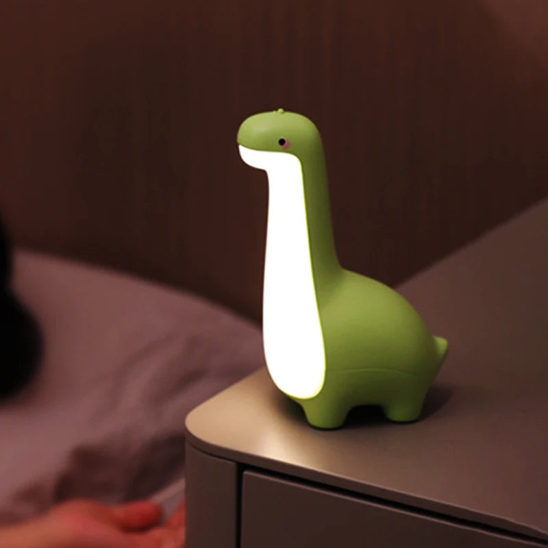 bebe veilleuse lumosaurus sur table de chevet