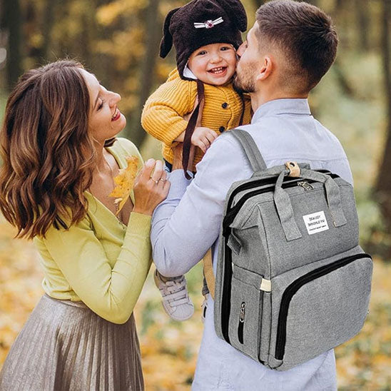 papa-portant-bebe-et-sac-a-dos-a-langer-mobile