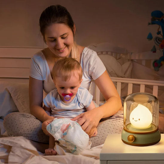 maman change couche bébé illuminé par bebe veilleuse luminéo