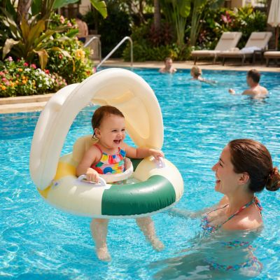 bébé souriant dans bouée bebe dans piscine avec maman 