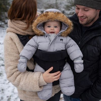 bebe habillé avec combinaison bebe hiver dans porte bebe avec parents