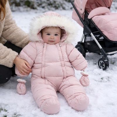 bébé portant combinaison bebe hiver arctisoft  assis dans neige avec maman