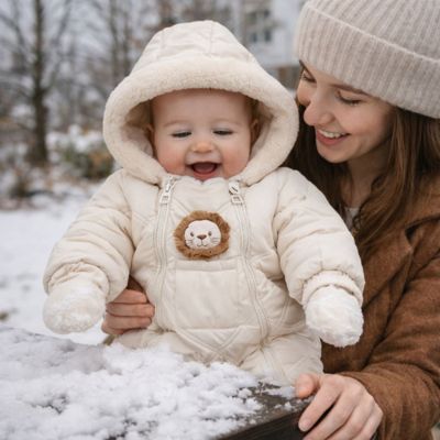 maman jouant dans neige avec bébé habillé en combinaison bebe hiver leomouf
