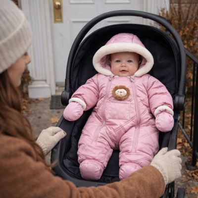 bébé dans poussette habillé avec combinaison bebe hiver leomouf dehors devant maison