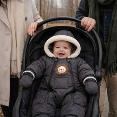 parents en promenade avec bébé dans poussette habillé avec combinaison bebe hiver leomouf