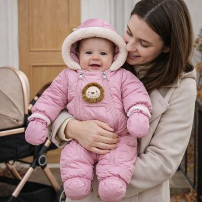 maman dehors devant porte d'entrée tenant bébé habillé avec combinaison bebe hiver leomouf