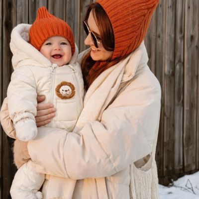 maman portant bébé dans ses bras habillé avec combinaison bebe hiver leomouf