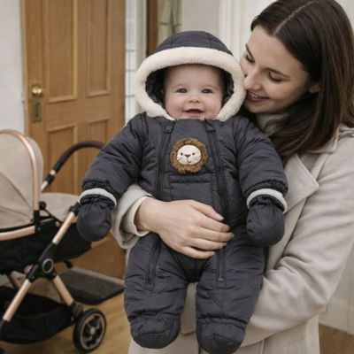 maman dans vestibule tenant bébé habillé avec combinaison bebe hiver leomouf