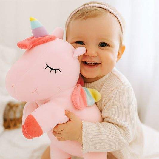 bebe-fille-coriant-qui-tient-son-joli-doudou-bebe-irisia