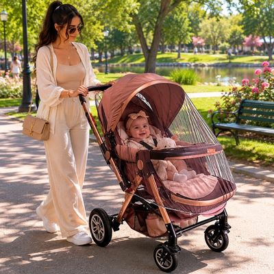 bébé fille en promenade au parc sous moustiquaire poussette avec maman