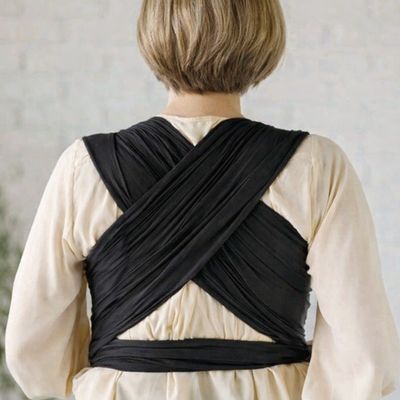 porte bebe echarpe vu de dos porté par maman