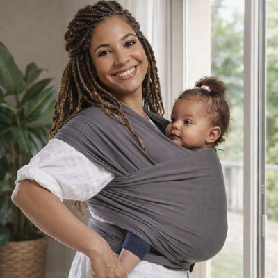 bébé fille porté dans porte bebe echarpe par belle maman souriante 