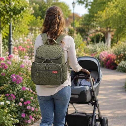 sac a dos a langer au dos d'une maman promenant bébé au parc dans poussette