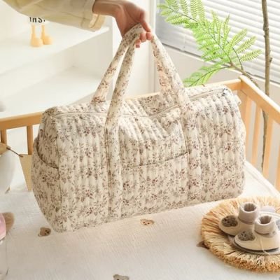 Sac a langer grande taille tenu par les anses 
