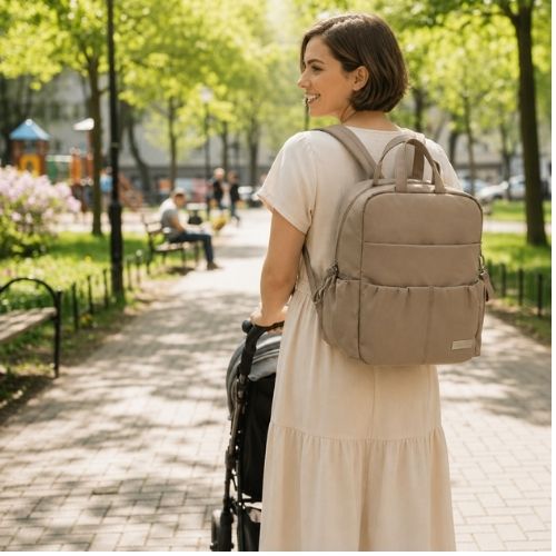 maman portant sac à langer sac à dos se promenant au parc avec bébé dans poussette