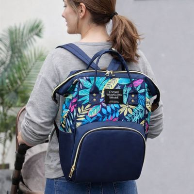 maman derrière poussette portant sac a dos a langer babyway 