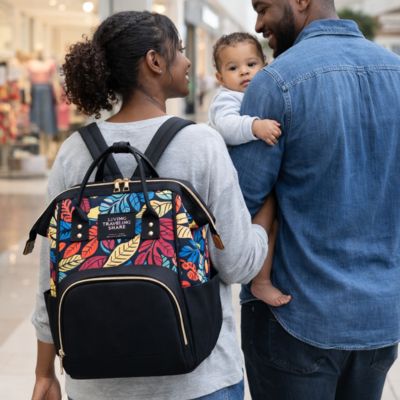 parent dans centre commercial avec bébé, maman portant sac a dos a langer babyway