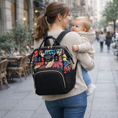 maman tenant bébé dans bras, marche dans rue portant sac a dos a langer 