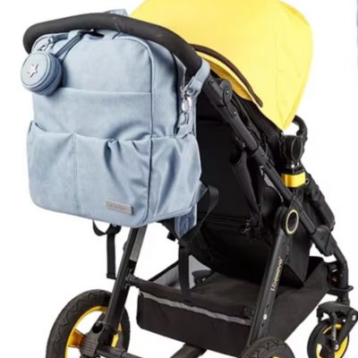 sac à langer sac à dos accroché à une poussette