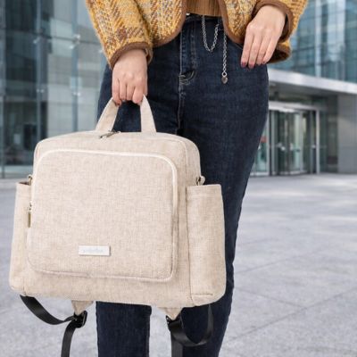 sac a dos a langer porté par femme élégante par poignée
