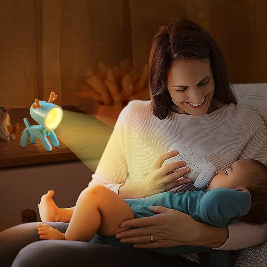 veilleuse bebe lumibot éclairant maman qui nourrit bébé la nuit
