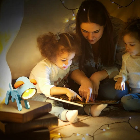 veilleuse bebe lumibot éclairant durant une soirée lecture