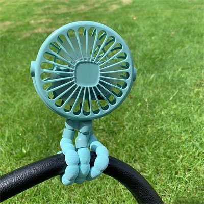 Ventilateur poussette accroché à quelque chose dehors